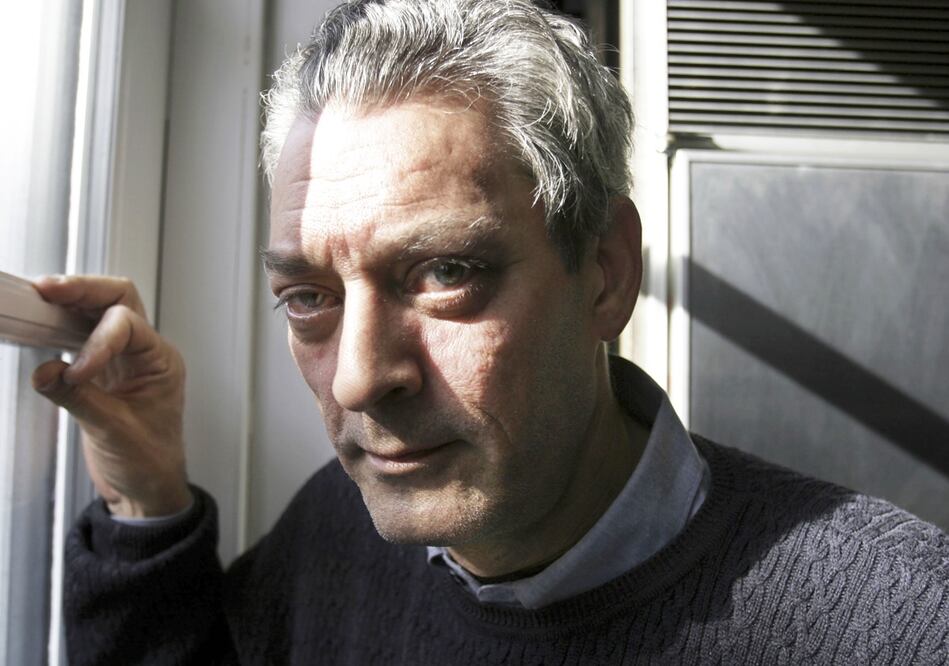 Paul Auster posa en 2006 en los interiores de su casa en la ciudad de Brooklyn, Nueva York.
Foto: AP / Bebeto Matthews, archivo