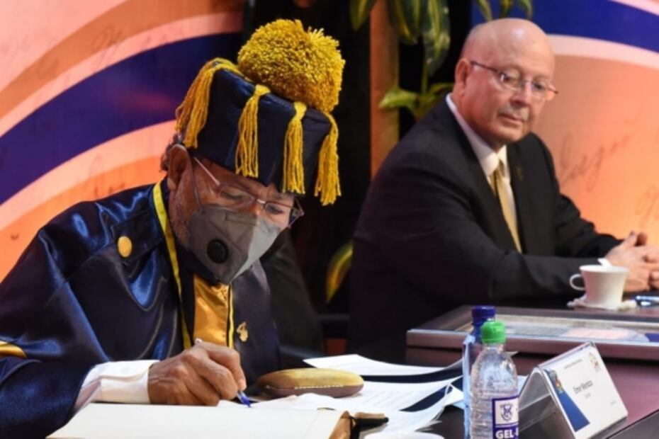 Élmer Mendoza recibe el grado Doctor Honoris Causa por la Universidad Autónoma de Sinaloa