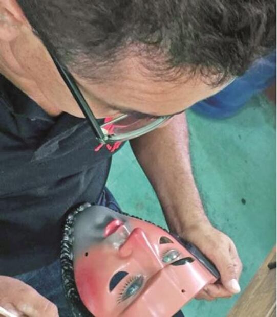 Con madera los chiapanecos dan vida a parachicos y reviven a los conquistadores