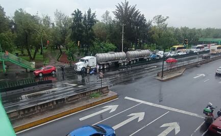 Motociclista muere tras impactarse contra una pipa en San Juan de Aragón; una mujer de la tercera edad resultó lesionada