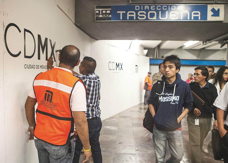 Miembros del jurídico del Sistema de Transporte Colectivo Metro hicieron una inspección sobre el estado de los comercios (CRISTOPHER ROGEL BLANQUET / EL UNIVERSAL)