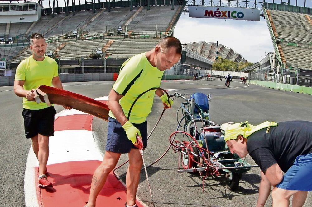 Entre los detalles que faltan está el retoque de los pianos (LUIS CORTÉS. EL UNIVERSAL)