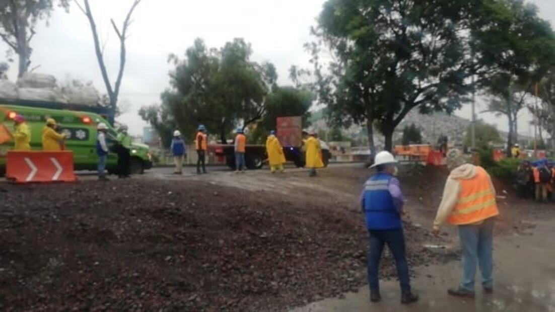Rescatan a cinco trabajadores tras derrumbe de estructura en Río de los Remedios