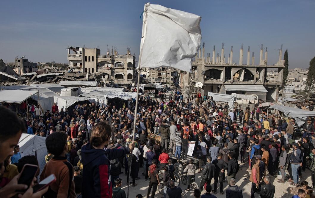 Palestinos corean consignas contra Hamas durante una manifestación para exigir el fin de la guerra con Israel, en Beit Lahia, al norte de la Franja de Gaza. Foto: EFE