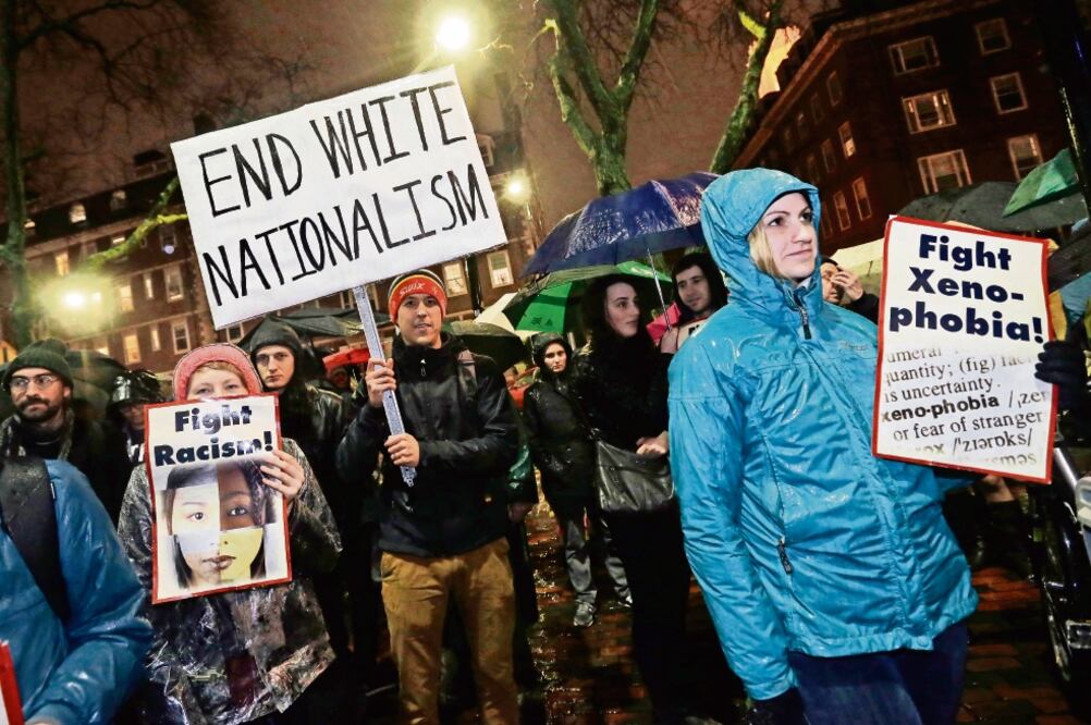 Jóvenes se manifestaron anoche en Cambridge, Massachusetts, afuera de la Escuela de Gobierno John F. Kennedy, de Harvard, donde se realizó un foro con estrategas de las campañas presidenciales de EU. (FOTO: ELISE AMENDOLA. AP)
