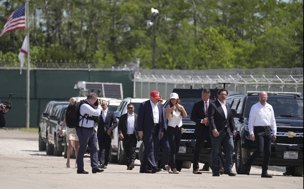 El presidente de Estados Unidos, Donald Trump, conversa con la secretaria de Seguridad Nacional, Kristi Noem, durante su llegada al nuevo centro de detención de migrantes “Alligator Alcatraz", en Ochopee, Florida, el martes 1 de julio de 2025. Foto: AP