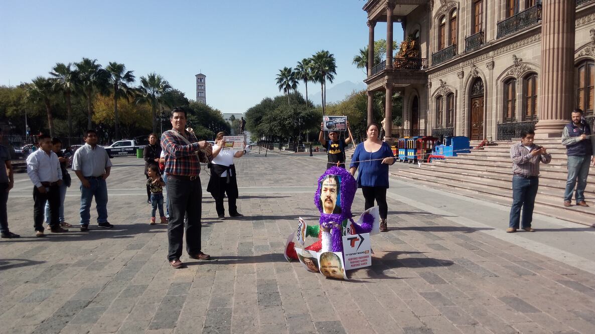 La agrupación Unete Pueblo dijo que la piñata es un “pulpo camionero”, una alianza de empresarios que con el gobierno estatal que controla el servicio de transporte urbano e impone tarifas (Foto: David Carrizales/EL UNIVERSAL)