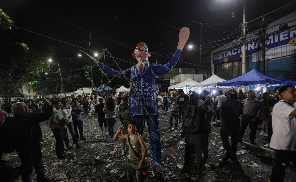 La noche de ayer se llevó a cabo la tradicional quema de Judas en la Merced Balbuena. Destacó la quema de figuras del presidente de los Estados Unidos, Donald Trump.

FOTOS Gabriel Pano El Universal