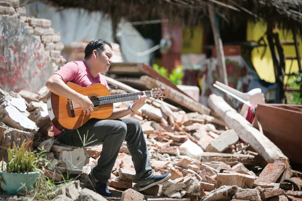 Héctor Linares sintió tristeza y nostalgia por ver a familias enteras llorando por sus seres queridos atrapados entre los escombros, luego del temblor. Al tercer día tomó su guitarra y sus sentimientos los transformó en una canción (MARIO MARTÍNEZ. EL UN)