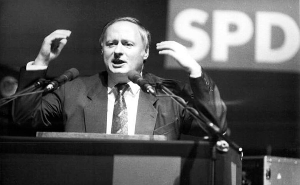 Oskar Lafontaine sufrió un atentado durante su campaña de 1990, cuando una mujer lo apuñaló en el cuello. Se cree que tal agresión fue por su propuesta de ralentizar la reunificación, pues Lafontaine planteó que la unión territorial se hiciera en plazos más lentos y analizando la respuesta de la población. Foto: Friedrich Gahlbeck/German Federal Archive/Wikimedia Commons.