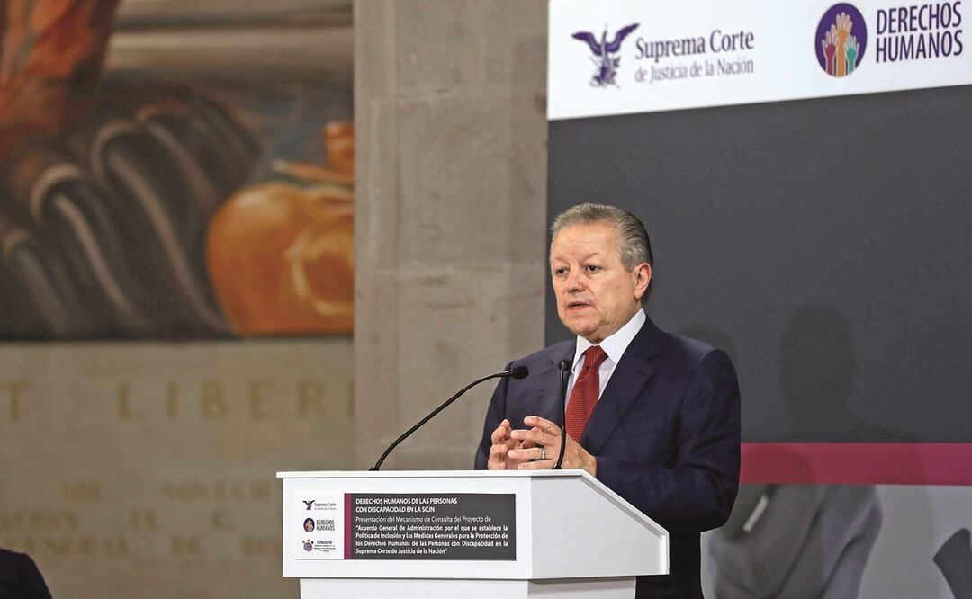 El ministro presidente de la SCJN, Arturo Zaldívar, presentó ayer la consulta en conferencia de prensa. Foto: Diego Simón. El Universal