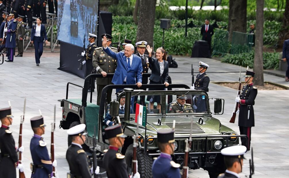 López Obrador y Sheinbaum Pardo llegaron en un vehículo militar Humvee a la ceremonia del 177 aniversario de la Gesta Heroica de los Niños Héroes de Chapultepec. Foto: Carlos Mejía / EL UNIVERSAL
