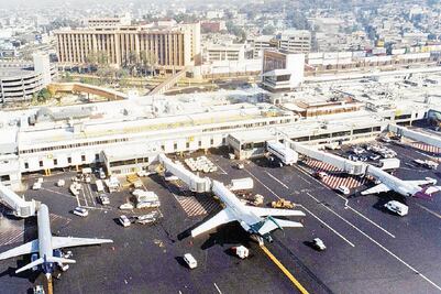 Aeropuertos de Nueva York, Los Ángeles y Chicago, entre los más afectados por reducciones de vuelos en EU