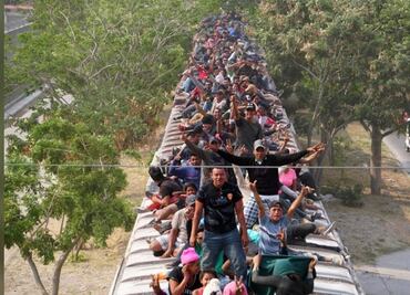 Hundreds of migrants in Mexico board 'The Beast' heading north