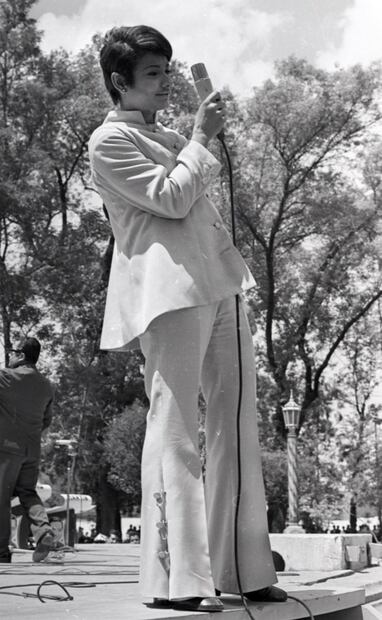 Lucecita en la Alameda Central a finales de marzo de 1969, tras su victoria en el festival. A su parecer, las canciones de protesta eran “beneficiosas y verdaderas” para la juventud latinoamericana. Foto: Jorge Soto/Archivo EL UNIVERSAL.
