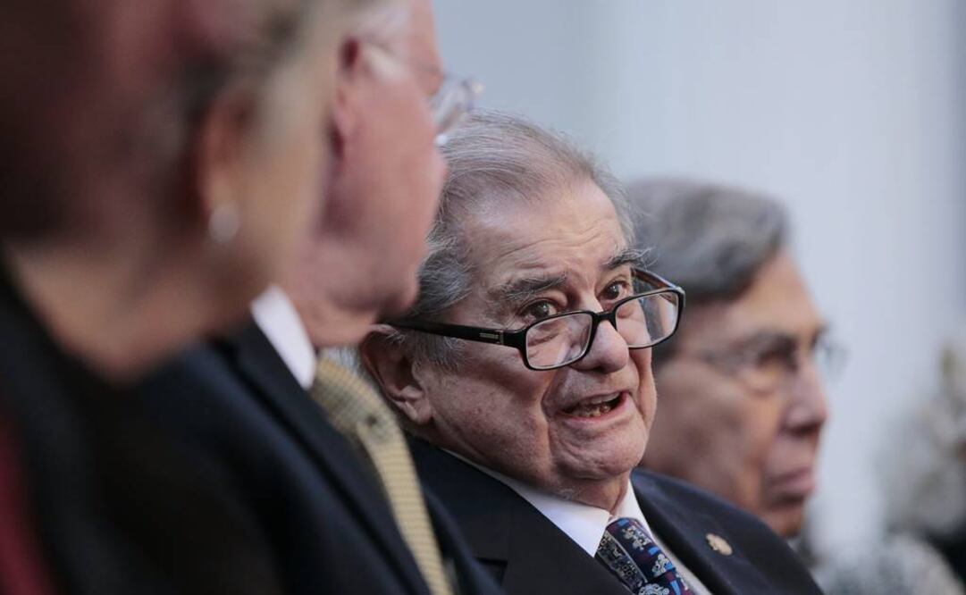 Para celebrar sus 90 años de vida, León-Portilla será reconocido este lunes 22 de febrero en el Teatro Juan Ruiz de Alarcón, del Centro Cultural Universitario (CCU). FOTO: Archivo/EFE.