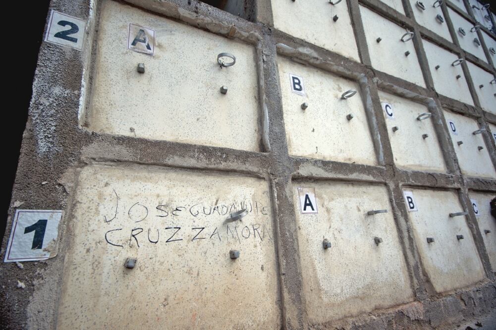 En una lápida del panteón Guadalajara apenas se puede apreciar el nombre de José Guadalupe Cruz Zamora, identificado por alguien que no es de su familia. Foto: CARLOS ZEPEDA. EL UNIVERSAL