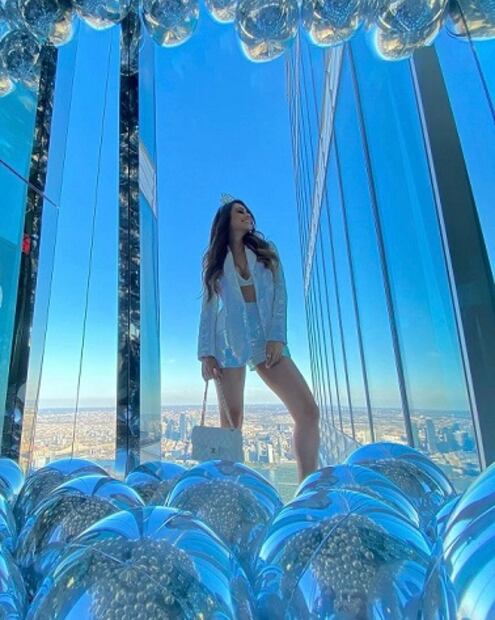 Yanet García enamora celebrando su cumpleaños en minishort tornasol