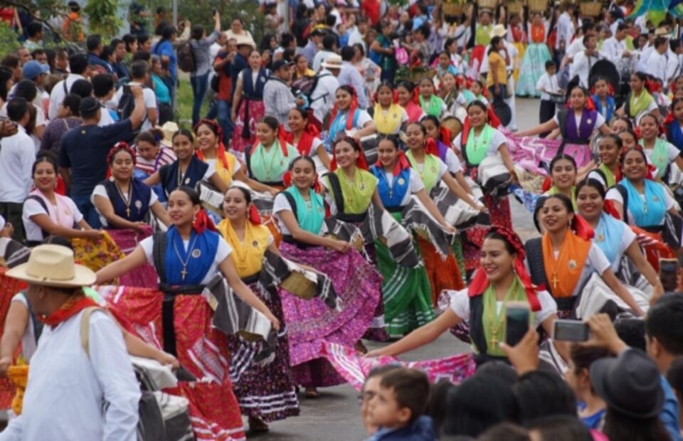 Delegaciones de la Guelaguetza desbordan de color calles de Oaxaca