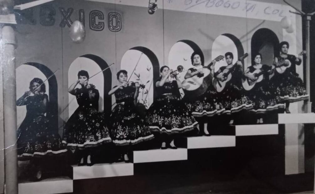 Presentación del Mariachi Femenil Estrellas de México en la ciudad de Bogotá, Colombia. Los trajes que portaban fueron bordados por los padres de Lupita Morales, la fundadora.