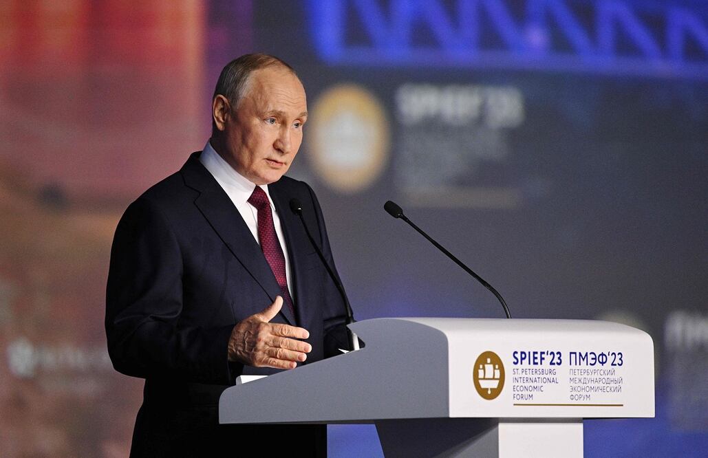El presidente ruso Vladimir Putin da un discurso en una sesión plenaria del Foro Económico Internacional de San Petersburgo. Foto: AFP