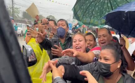 “Ya parecía campaña”: AMLO al llegar a su natal Tabasco y es recibido por docenas de paisanos 