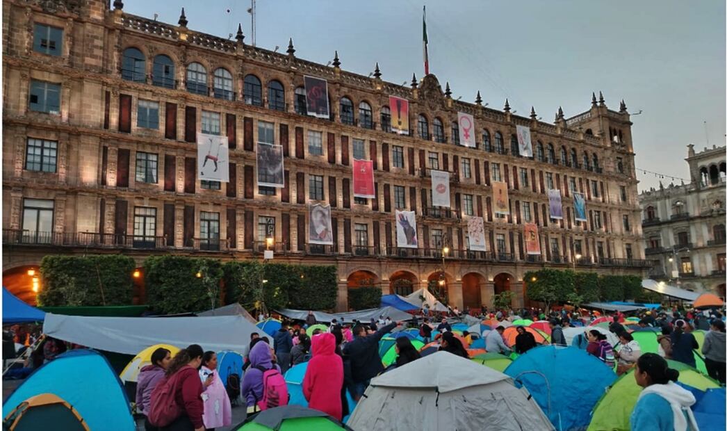 Integrantes de la CNTE instalaron un plantón la madrugada, del miércoles 19 de marzo de 2025, en el Zócalo de la Ciudad de México, como parte del paro de labores de 72 horas en protesta a la iniciativa de reforma a la Ley del ISSSTE. Foto: Eduardo Dina/EL UNIVERSAL