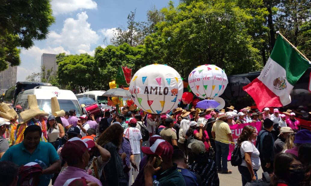 Simpatizantes de López Obrador marchan al Zócalo por avenida Juárez. Foto: Enrique Gómez