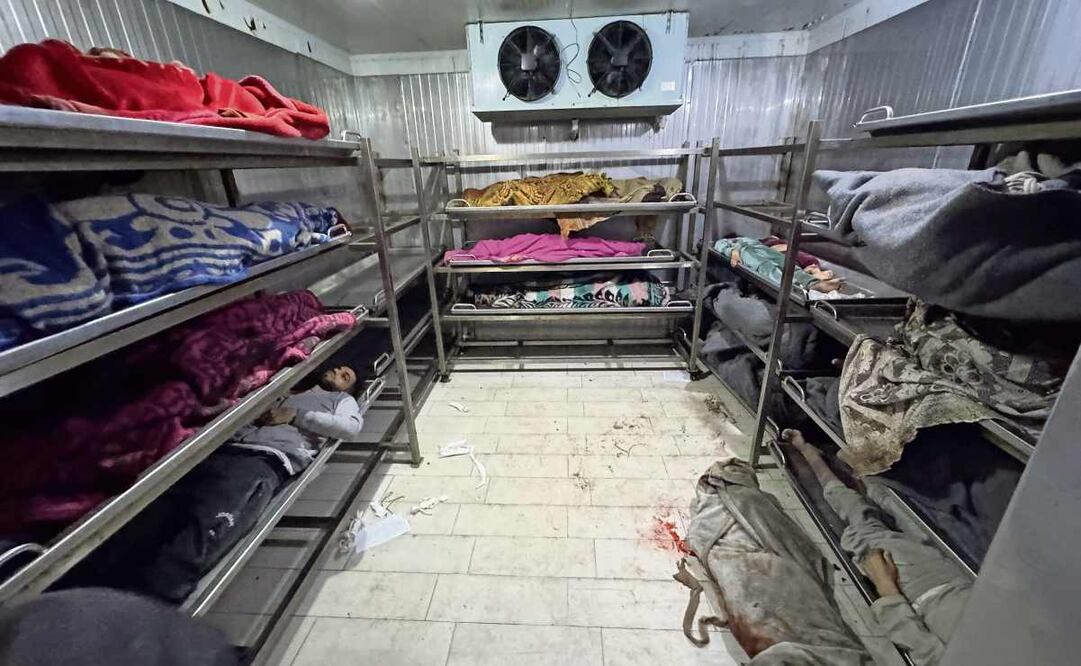 Cuerpos de palestinos fallecidos tras un ataque a gran escala por parte de Israel, yacen en la morgue del hospital Al Nasser, en Khan Yunis, en Gaza. Foto: AFP
