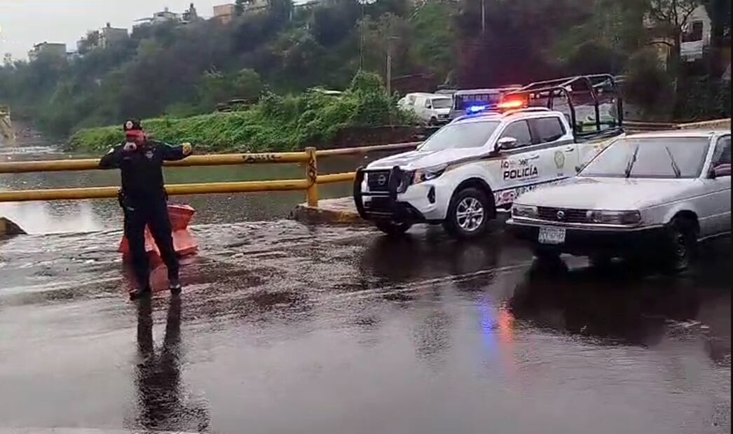 Policías agilizan la circulación y mantienen la vigilancia en la presa Becerra debido al aumento del nivel del agua, en la colonia La Cañada segunda sección, en la alcaldía Álvaro Obregón, el 21 de agosto de 2025. Foto: especial