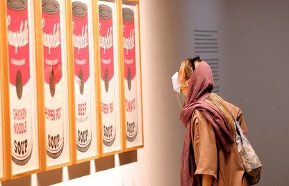15 minutos de fama para Andy Warhol en Teherán, el arte pop fascina a espectadores iraníes 