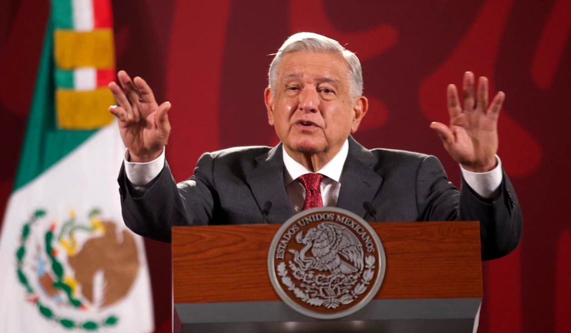 López Obrador recordó que en el periodo neoliberal nos engañaron con el sofisma de que lo mejor era la “excelencia educativa” para privatizar la educación. Foto: Germán Espinosa