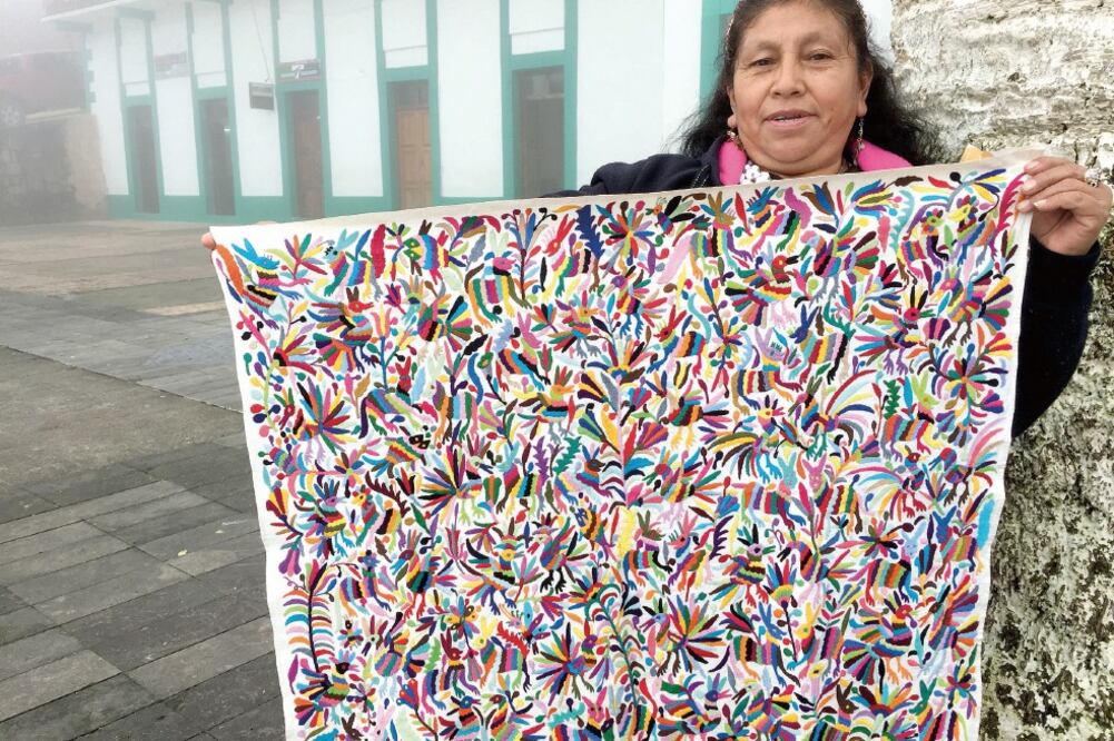 La empresa Mango oferta en mil 599 un jersey tipo floral, cuyo diseño es originario de Tenango de Doria, Hidalgo, autoridades estatales dijeron que apoyarán a las artesanas en caso de que inicien una querella judicial (ESPECIAL)