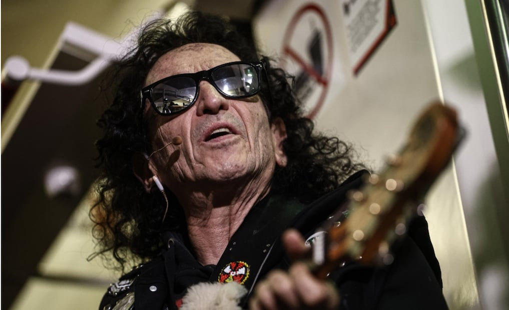 Alex Lora y El Tri en el Tren Suburbano. Foto: Gabriel Pano/EL UNIVERSAL