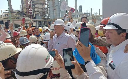AMLO arma mitin en refinería de Salina Cruz; con megáfono en mano llama a rescatar Pemex
