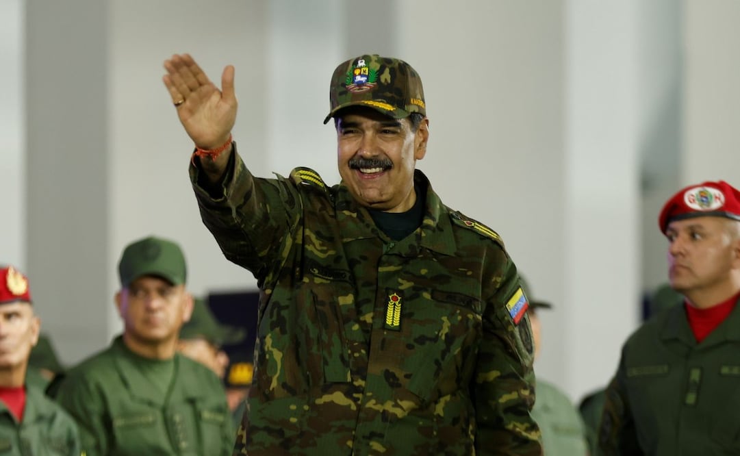 Imagen del 25 de noviembre de 2025 del presidente venezolano, Nicolás Maduro (frente), sonriendo durante la Gran Marcha de las Banderas y de la Espada Bicentenaria, en el Paseo Los Próceres, en Caracas, Venezuela. Maduro llamó el martes al pueblo venezolano a responder con firmeza ante lo que calificó como un momento "decisivo" marcado por el incremento de las amenazas militares de Estados Unidos y su inusual despliegue bélico en aguas de El Caribe, cercanas al país. Foto: Xinhua