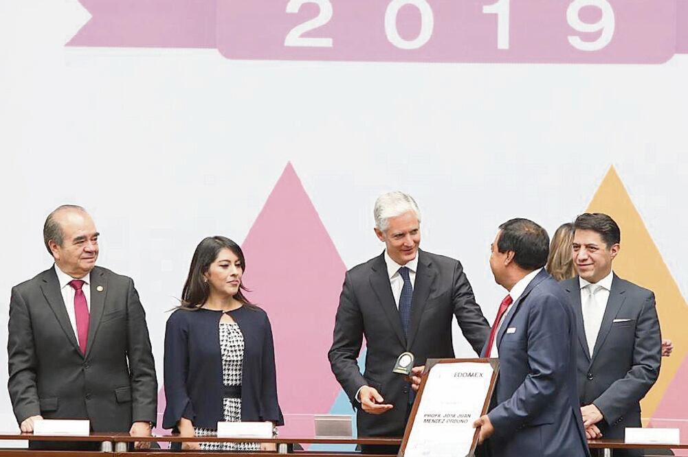 El mandatario estatal, Alfredo del Mazo Maza, otorgó la presea Honor Estado de México a 24 docentes que cumplieron 25 años de trayectoria en las aulas. / ESPECIAL