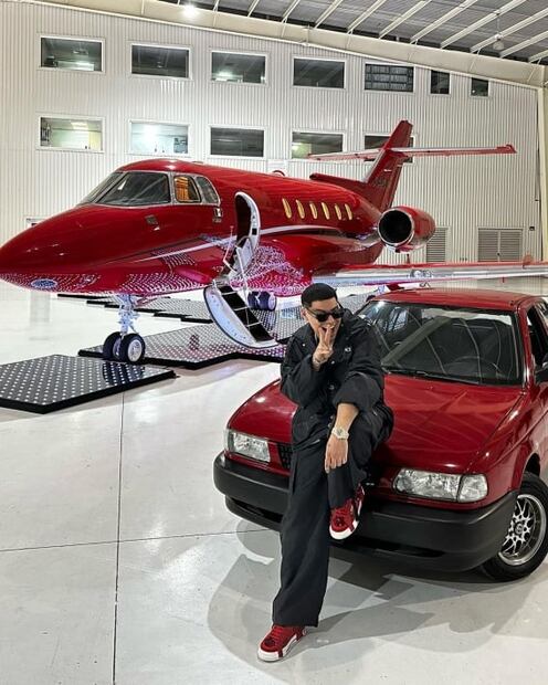 El auto que Eduin Caz, de Grupo Firme, luce junto a su avión privado