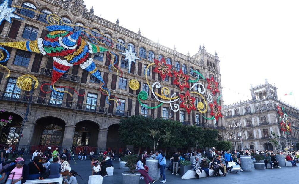 Los mosaicos luminosos son instalados por personal de la Secretaría de Obras y Servicios, cuyos trabajadores se encargan del diseño y montaje del alumbrado. Foto: Berenice Fregoso EL UNIVERSAL