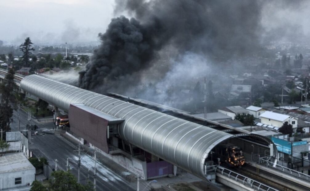 Así amaneció el metro de Chile tras las protestas contra el alza al pasaje