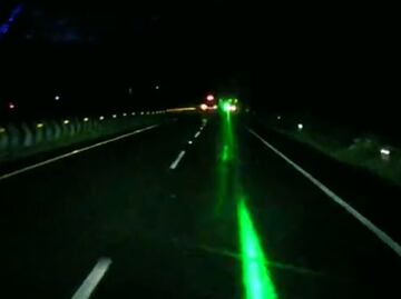 Captan a delincuentes usando láser para asaltar automovilistas en Cumbres de Maltrata, VIDEO