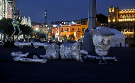 FOTOS: Llegan calaveras monumentales al Zócalo para megaofrenda del Día de Muertos