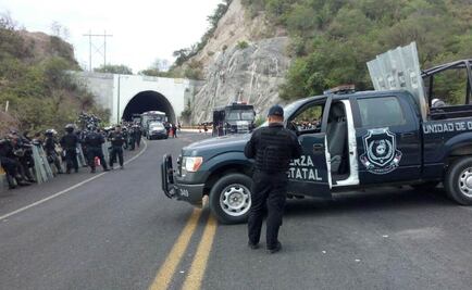 Revisan camiones de normalistas y padres en Guerrero