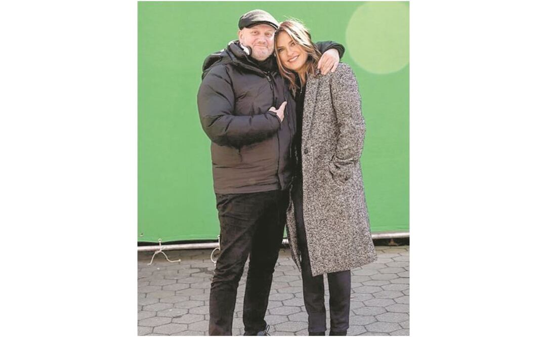 El director posa con la protagonista de la serie, Mariska Hargitay. FOTOS: HEIDI GUTMAN/NBC