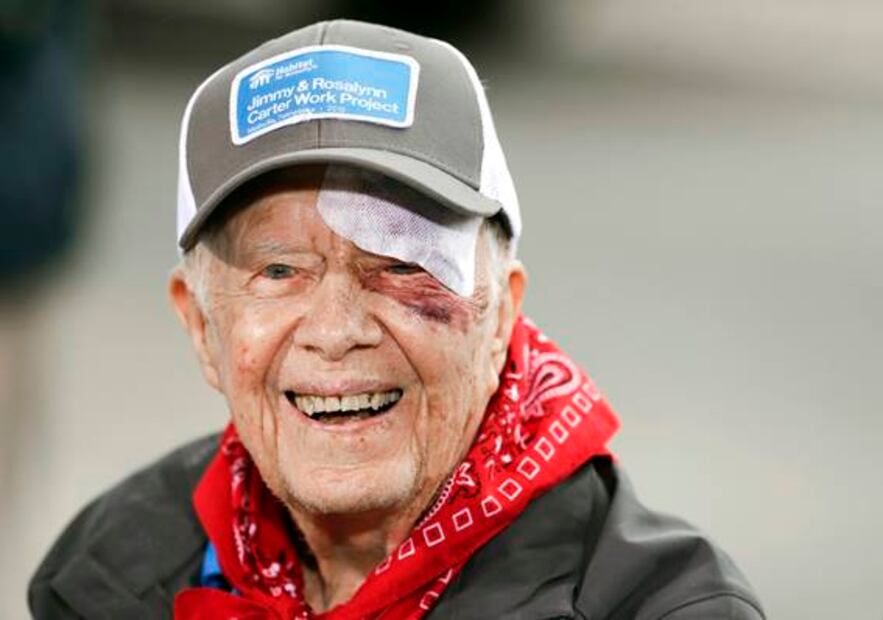 Expresidente Jimmy Carter sale del hospital tras sufrir una fractura pélvica