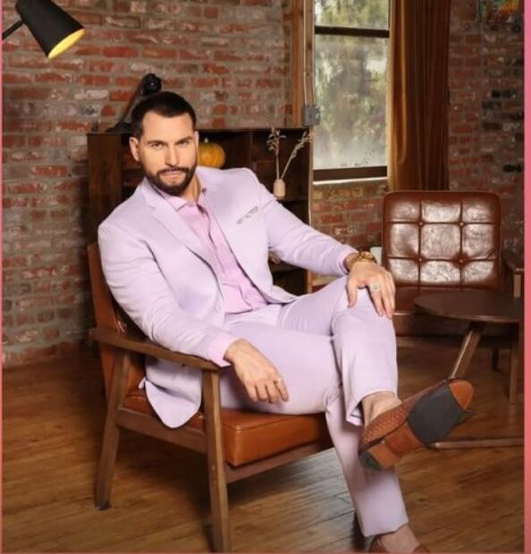 Rafael Amaya reaparece con bigote y cabello. Foto: "People en español".