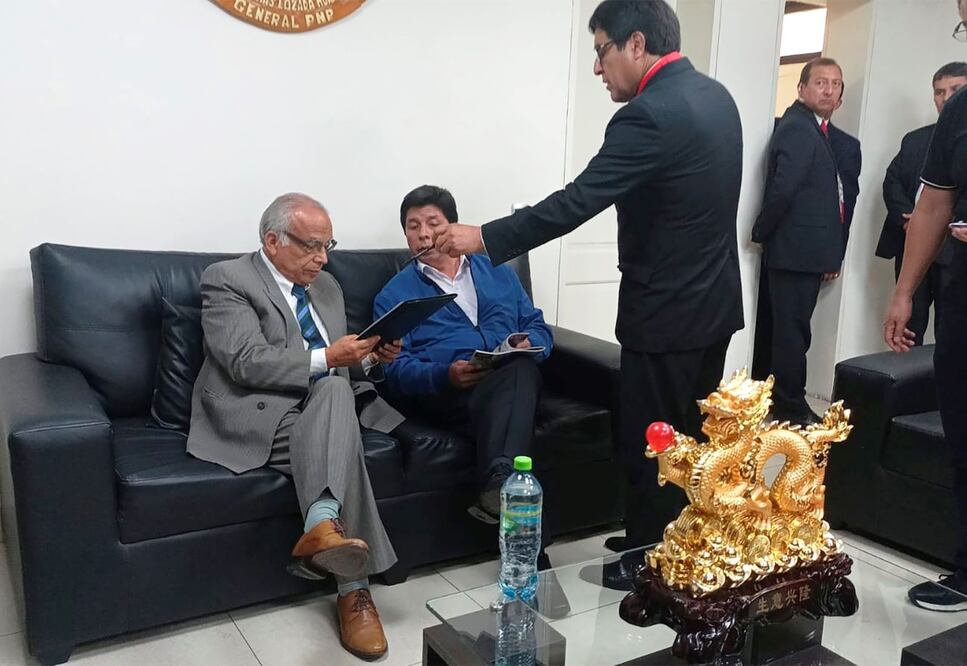 Foto proporcionada por la oficina de administración de la policía de Perú, que muestra al expresidente Pedro Castillo, detenido tras intentar disolver el Congreso