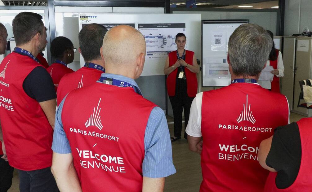 Reunión explicativa a los voluntarios del grupo ADP para acompañar en el aeropuerto de París-Orly a los atletas. Foto:EFE