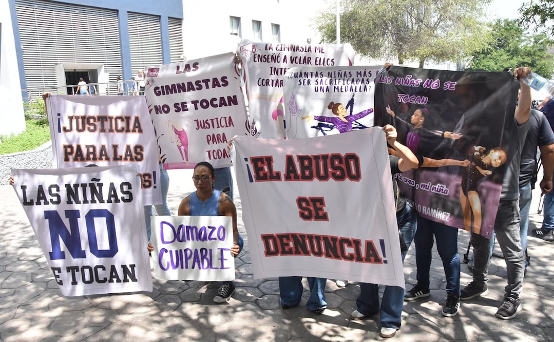 Madres y familiares de gimnastas abusadas por Damaso "N" protestan en Palacio de Justicia en Monterrey. Foto: Emilio Vazquez / EL UNIVERSAL