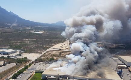 Incendio consume bodega de baterías automotrices en NL